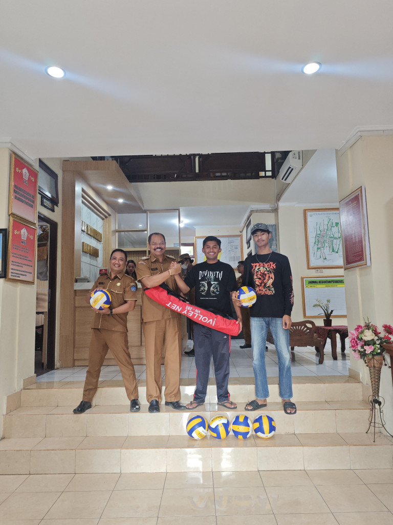 Penyerahan Banttuan Bola dan Net Volly Kepada Banaspati Volleyball Club